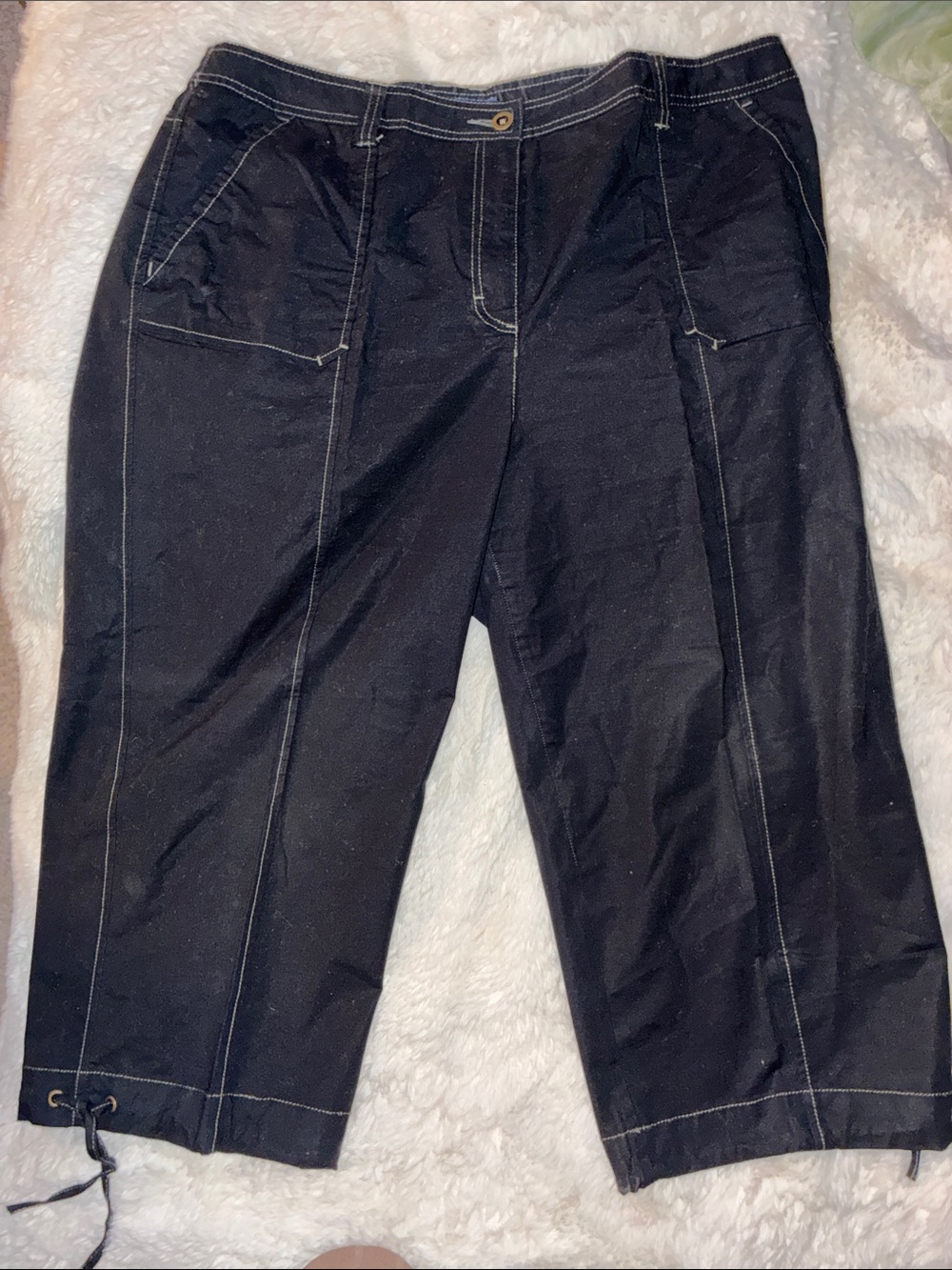 Karen Scott Black Cropped Capri Pants with Contrast Stitching